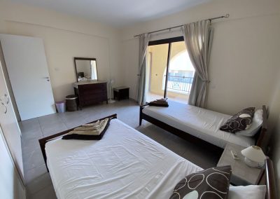 Twin bedroom with balcony
